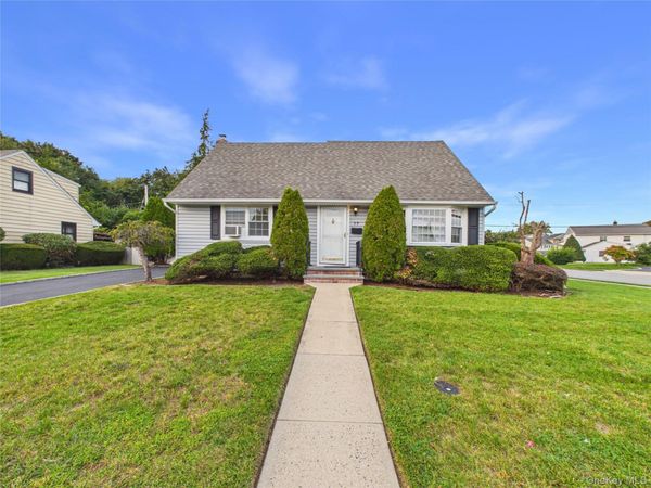 39 Croyden Lane , Hicksville, NY 11801