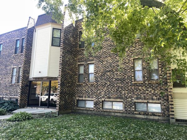 2218 Country Club Drive , Unit 22, Woodridge, IL 60517