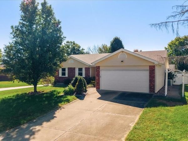 935 W Weybridge Court, St Charles, MO 63304