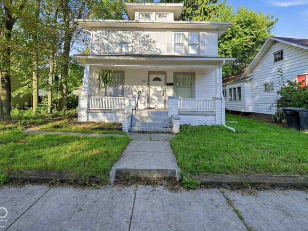 1031 College Street , South Bend, IN 46628