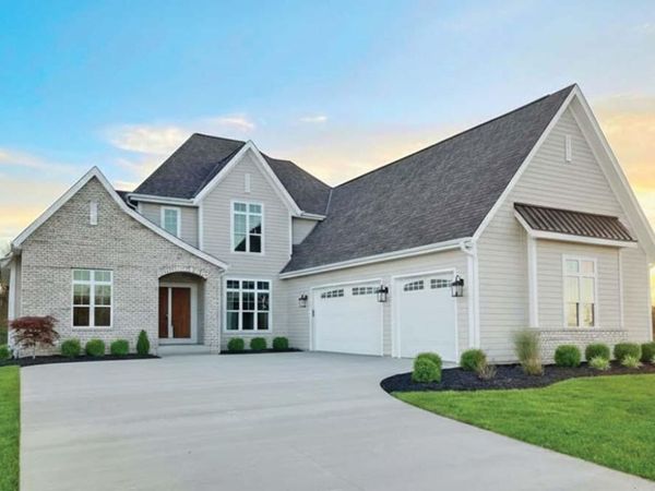 N51W18921 Quietwood Dr, Menomonee Falls, WI 53051