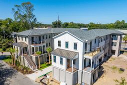 303 Queens Court photo 4