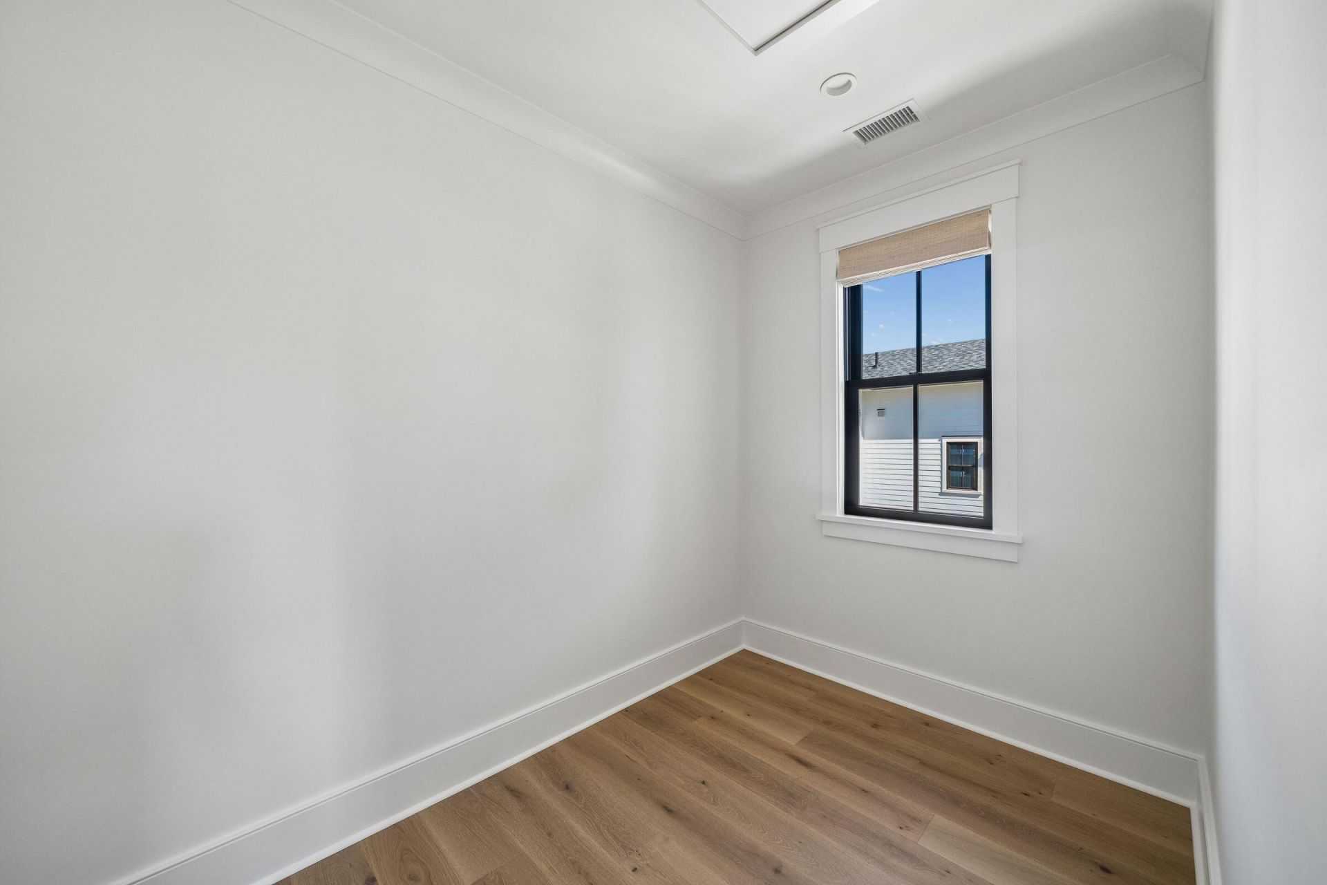 303 Queens Court Photo 32