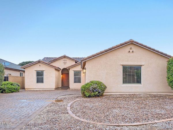 906 W DESERT HOLLOW Drive, San Tan Valley, AZ 85143
