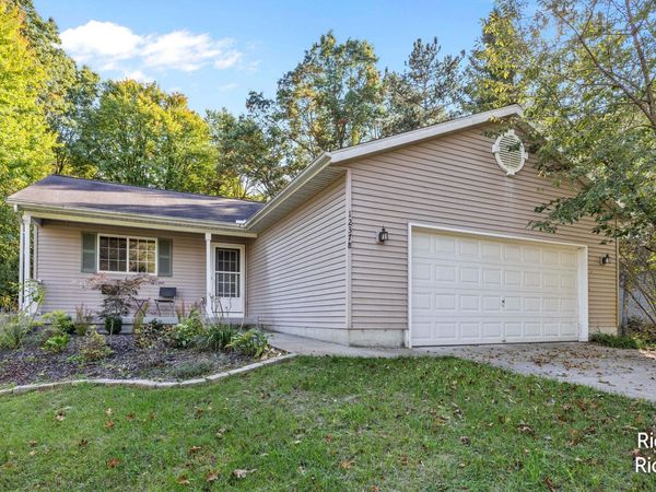 12378 Holmden Drive NE, Rockford, MI 49341
