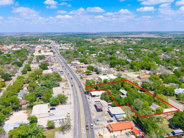 725 S Brazos St, Lockhart, TX 78644