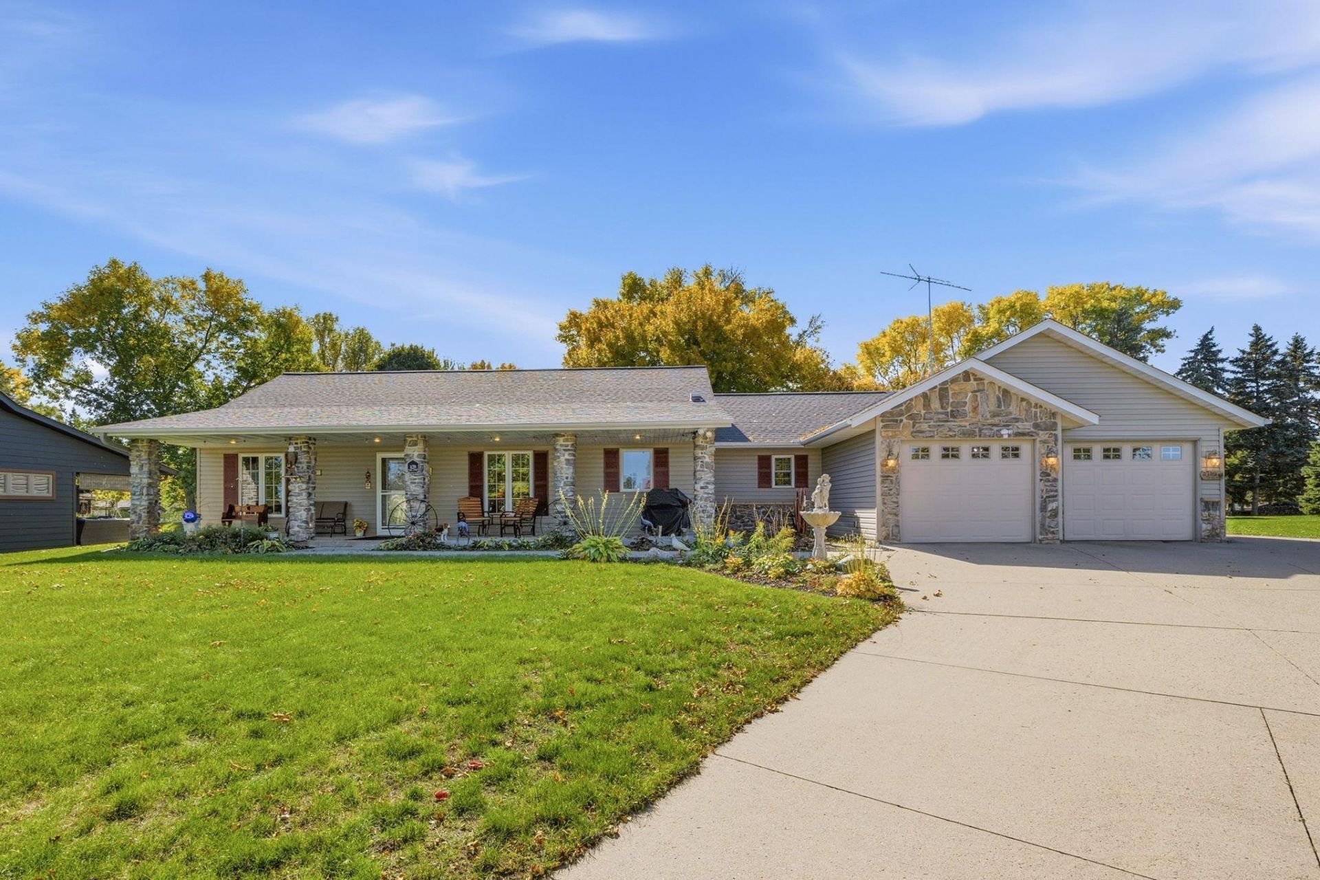 429 Lake Court, Winsted, MN 55395 Main Photo
