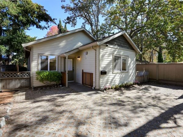 2563 Shelbourne St , Victoria, BC V8R 4L7