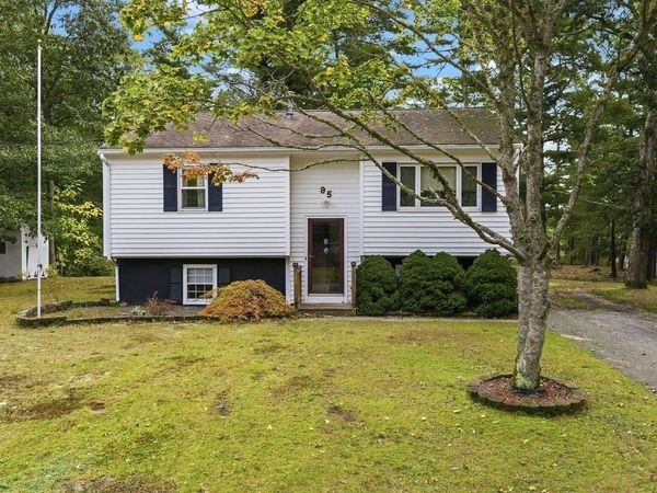 95 Mayflower Ln, Wareham, MA 02571