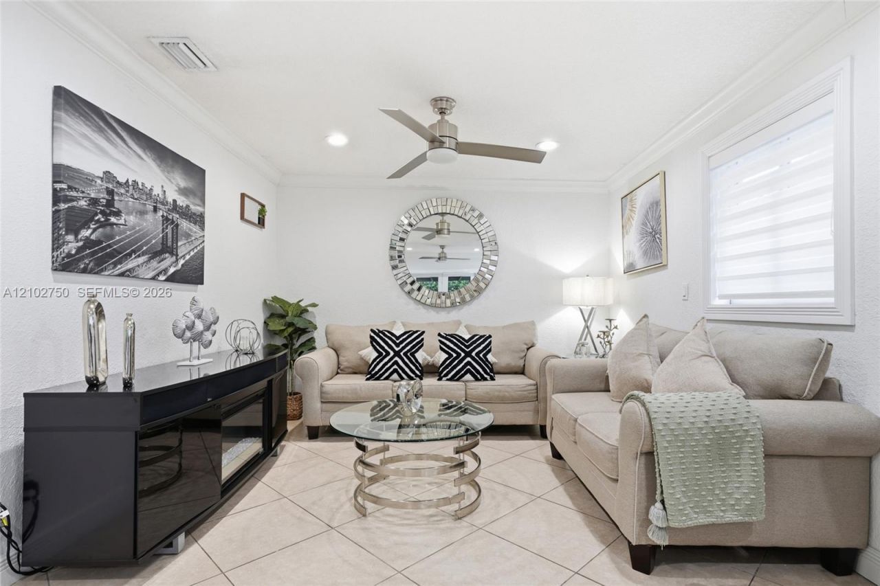 13996 Lake Lure Ct, Miami Lakes, FL 33014 Photo