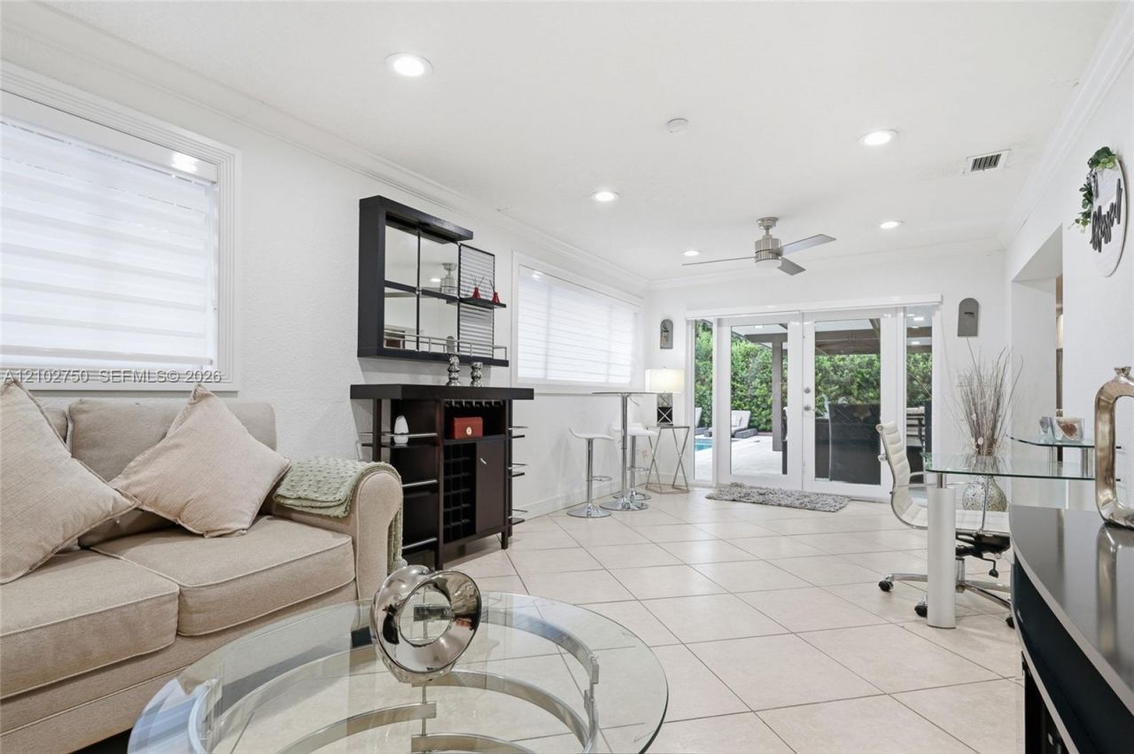 13996 Lake Lure Ct, Miami Lakes, FL 33014 Photo