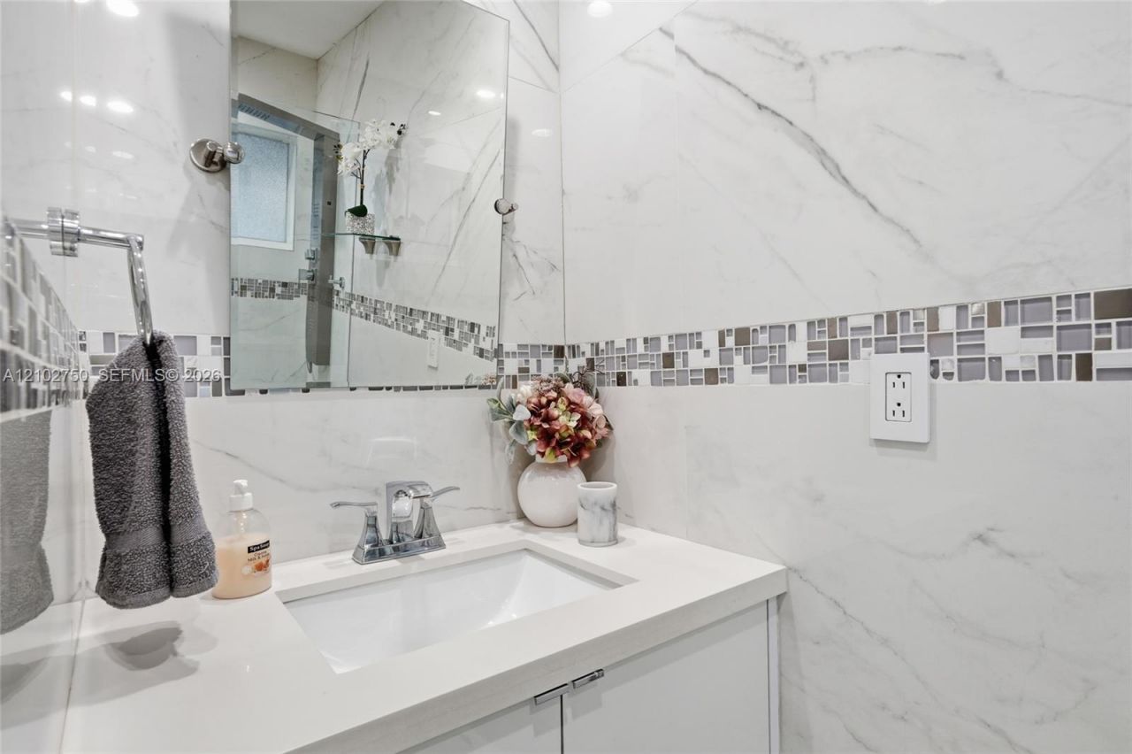 13996 Lake Lure Ct, Miami Lakes, FL 33014 Photo