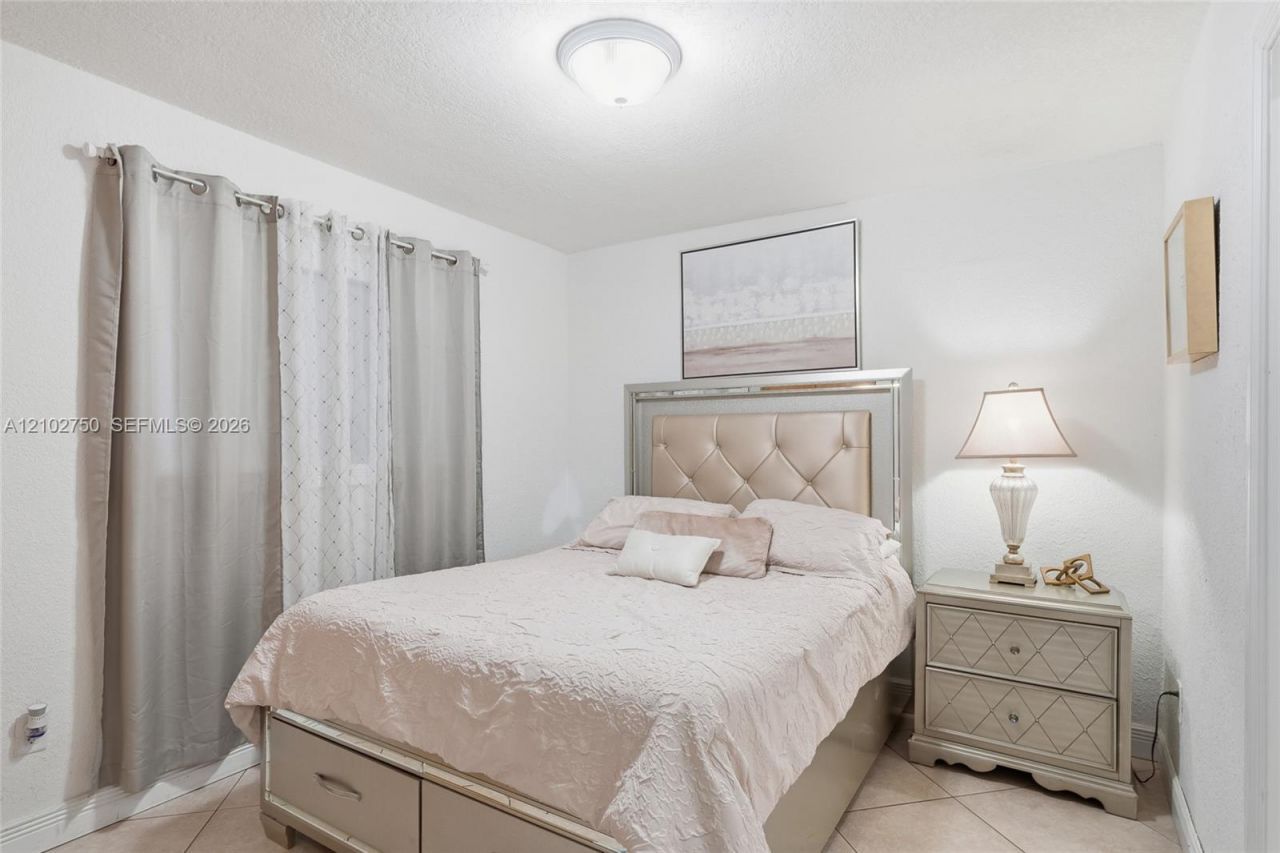 13996 Lake Lure Ct, Miami Lakes, FL 33014 Photo