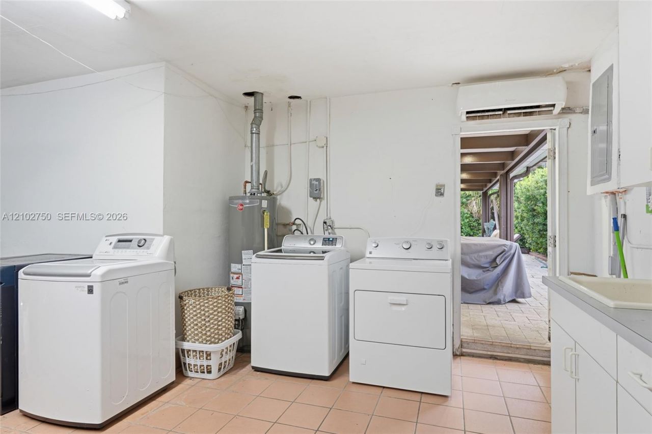 13996 Lake Lure Ct, Miami Lakes, FL 33014 Photo