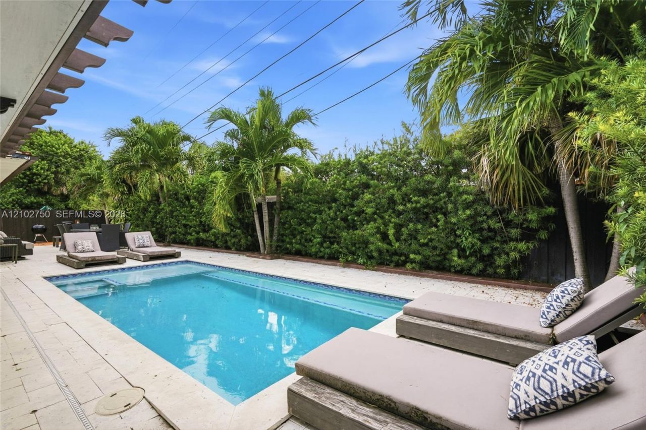 13996 Lake Lure Ct, Miami Lakes, FL 33014 Photo