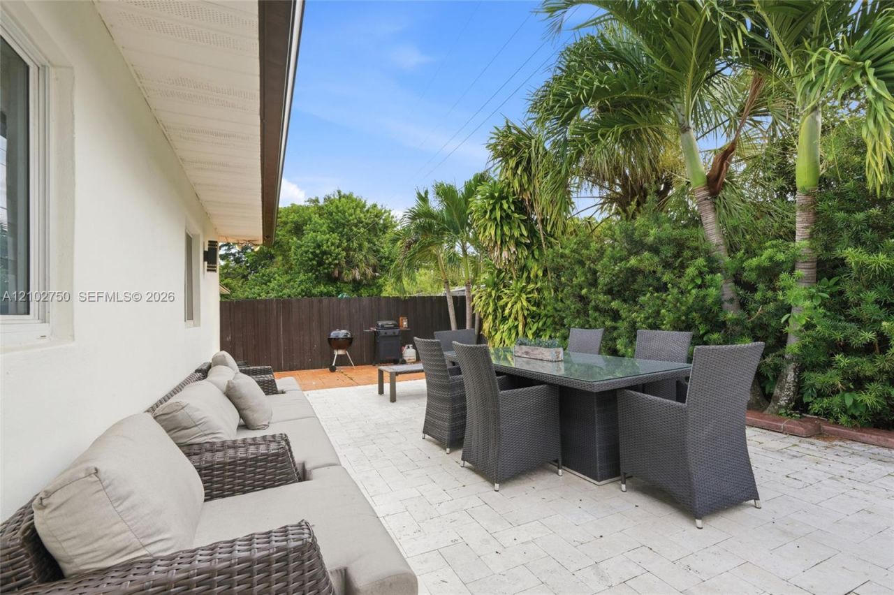 13996 Lake Lure Ct, Miami Lakes, FL 33014 Photo