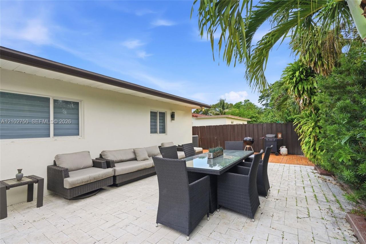 13996 Lake Lure Ct, Miami Lakes, FL 33014 Photo