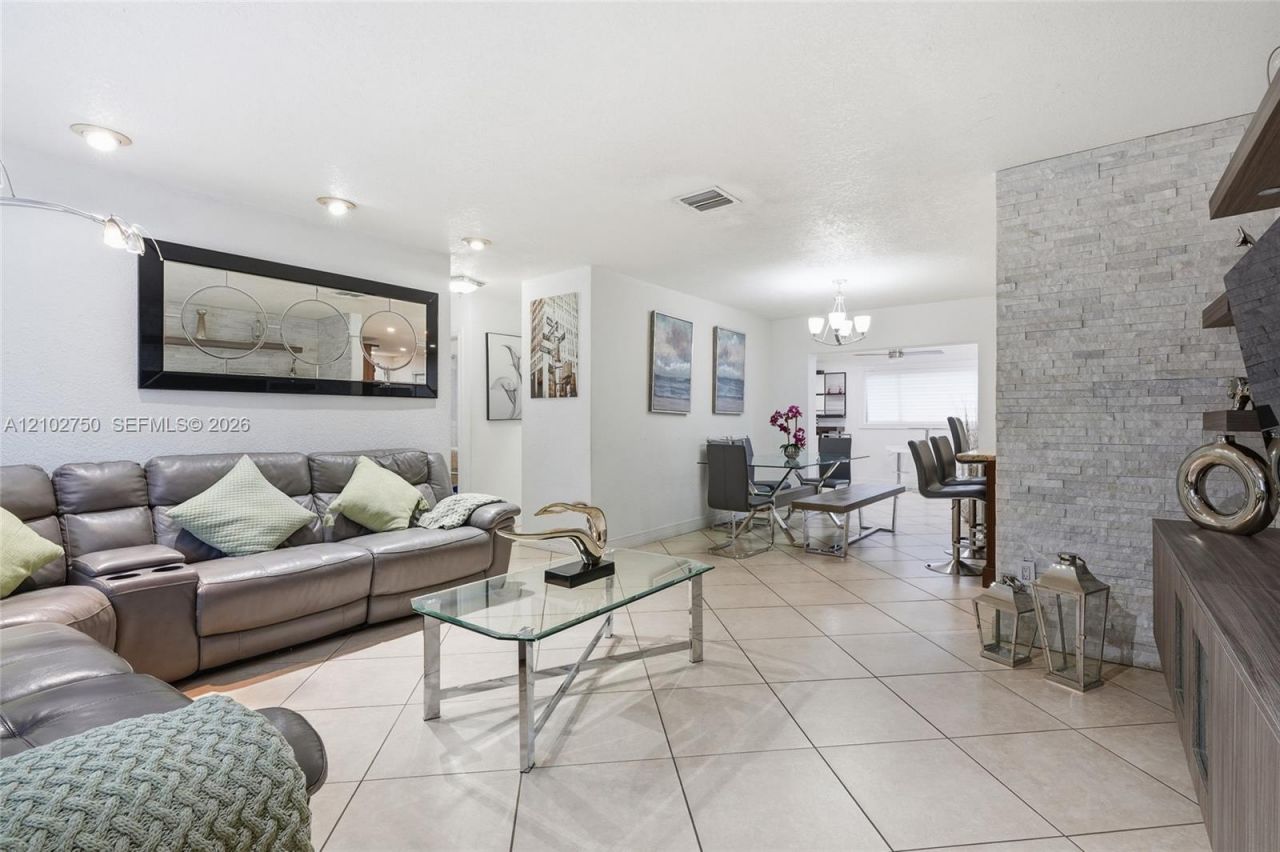 13996 Lake Lure Ct, Miami Lakes, FL 33014 Photo