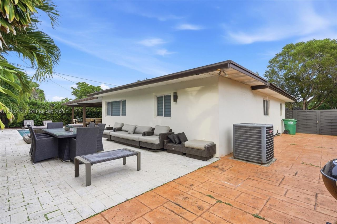 13996 Lake Lure Ct, Miami Lakes, FL 33014 Photo