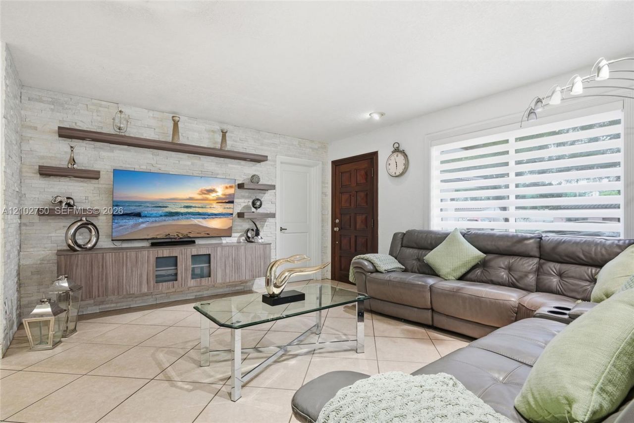 13996 Lake Lure Ct, Miami Lakes, FL 33014 Photo