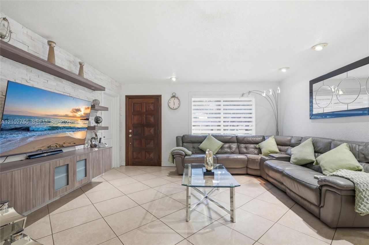13996 Lake Lure Ct, Miami Lakes, FL 33014 Photo