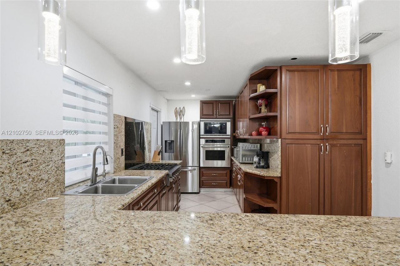 13996 Lake Lure Ct, Miami Lakes, FL 33014 Photo