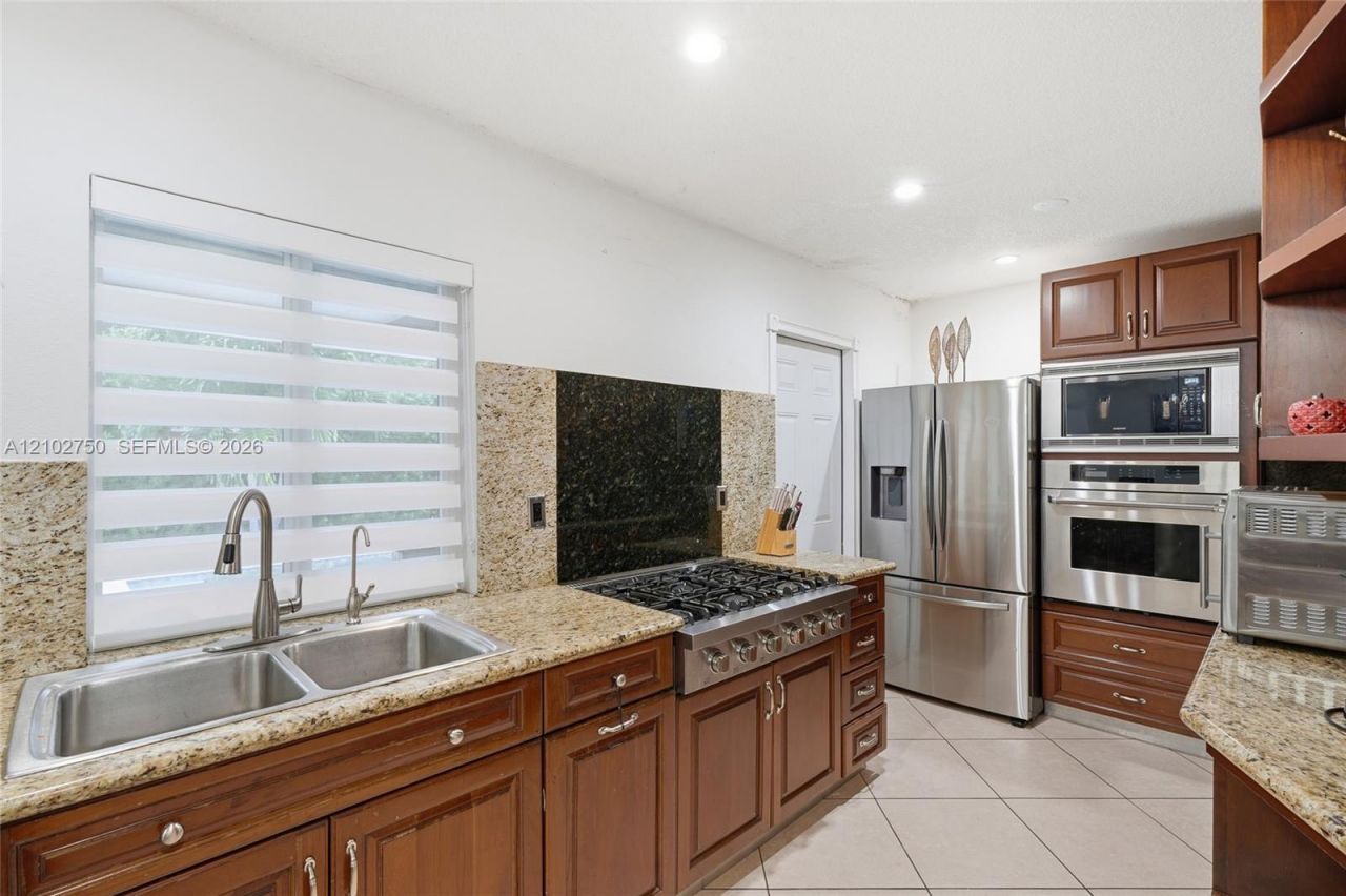 13996 Lake Lure Ct, Miami Lakes, FL 33014 Photo