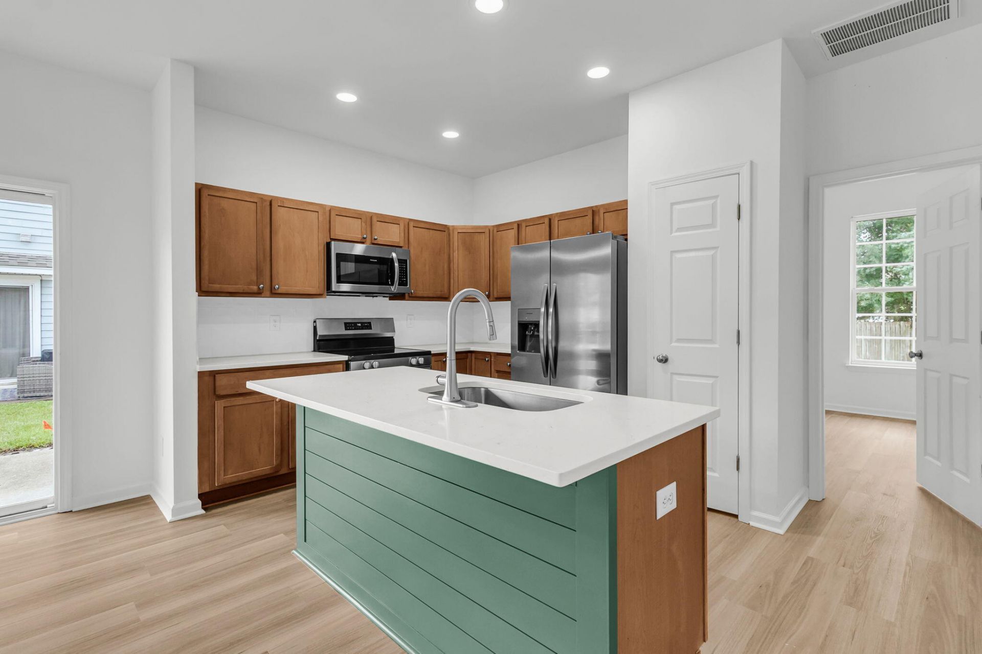 717 Hemingway Circle Photo 6