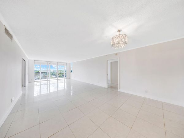 625 OAKS Drive, Unit 802, Pompano Beach, FL 33069