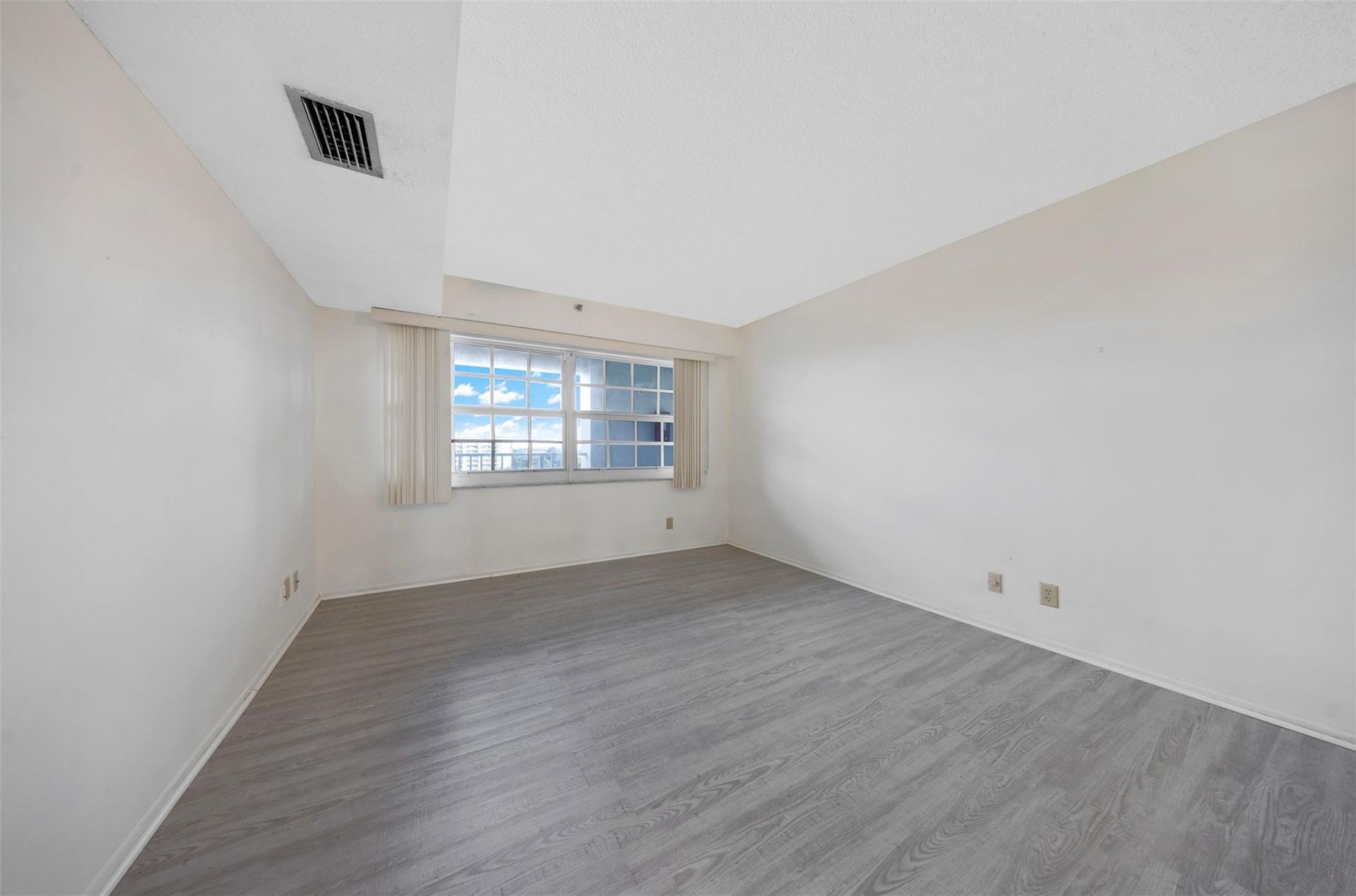 625 Oaks Drive, Unit 802, Pompano Beach, FL 33069 Photo