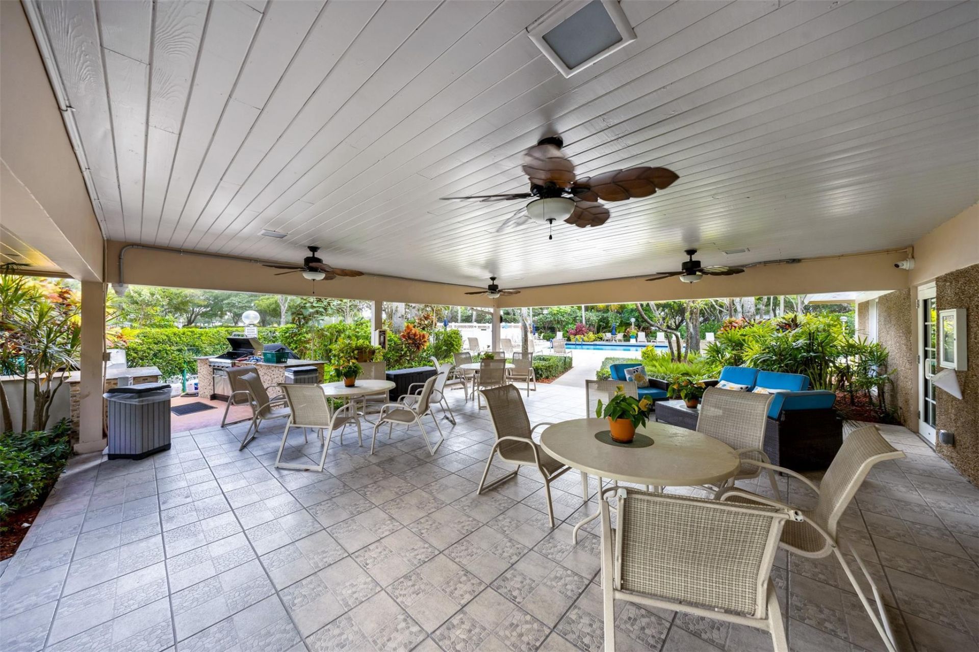 625 Oaks Drive, Unit 802, Pompano Beach, FL 33069 Photo
