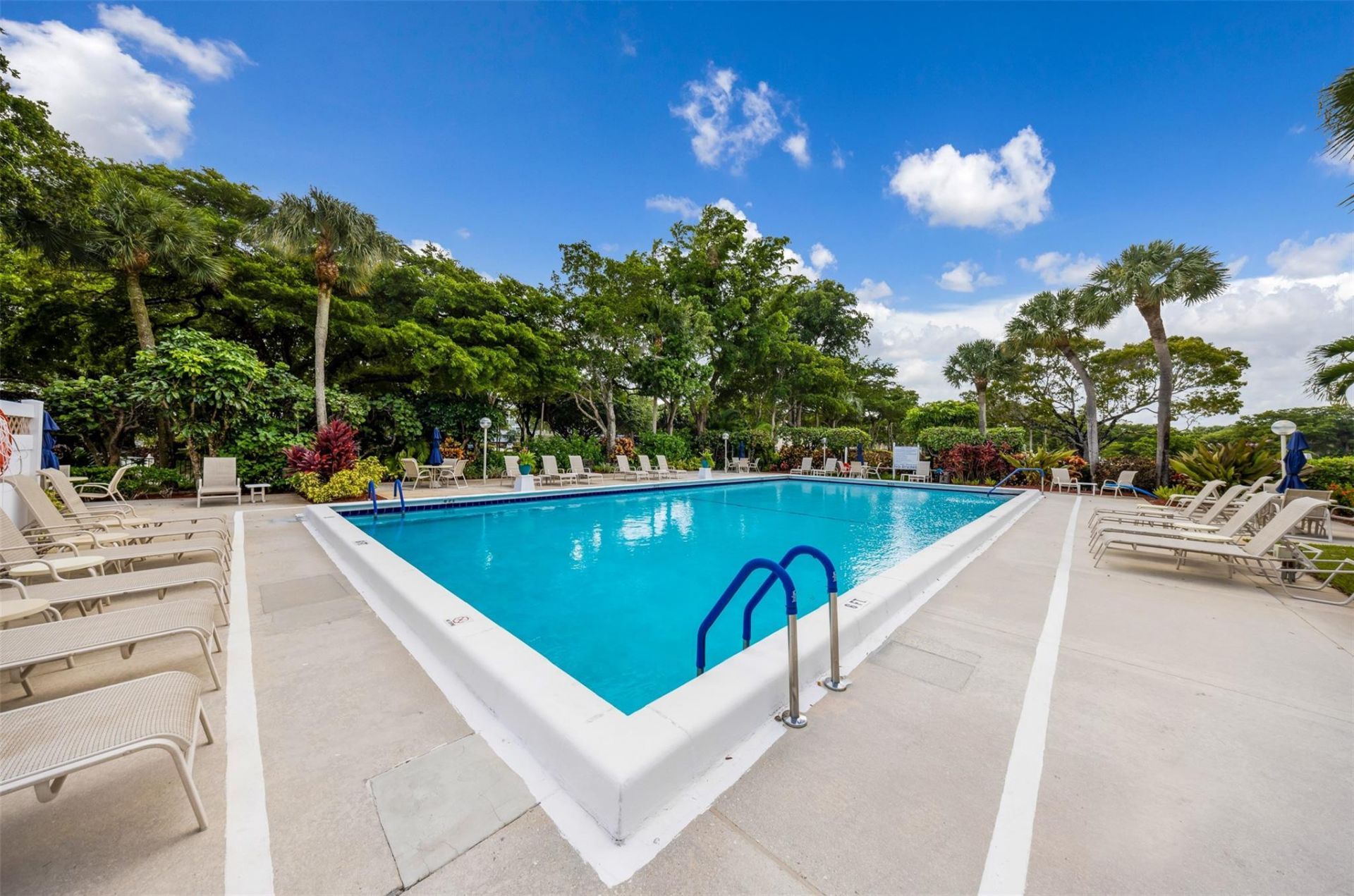 625 Oaks Drive, Unit 802, Pompano Beach, FL 33069 Photo