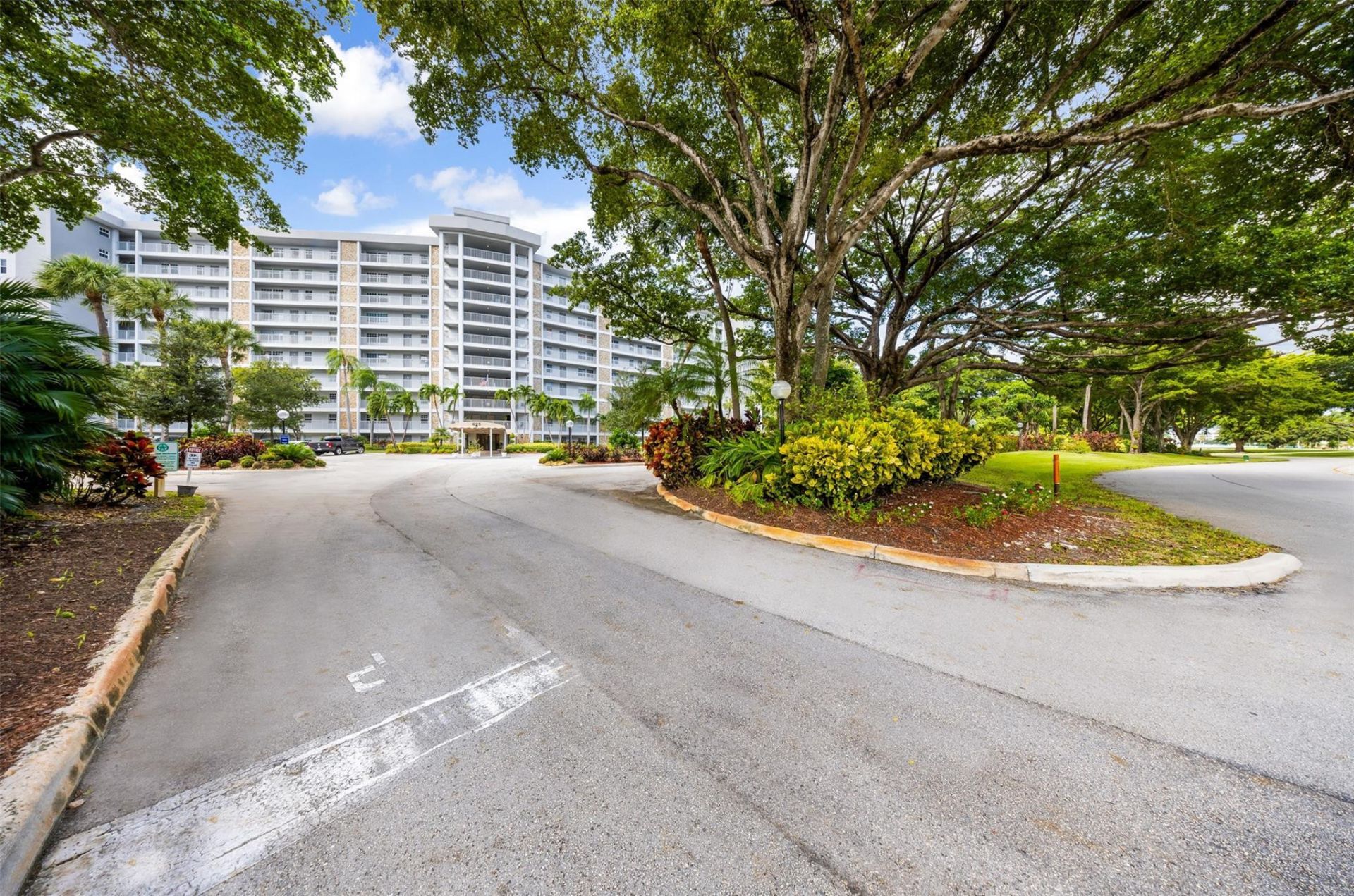 625 Oaks Drive, Unit 802, Pompano Beach, FL 33069 Photo