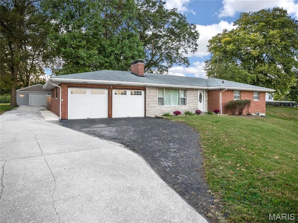 1807 N Keebler Avenue, Collinsville, IL 62234 Main Photo