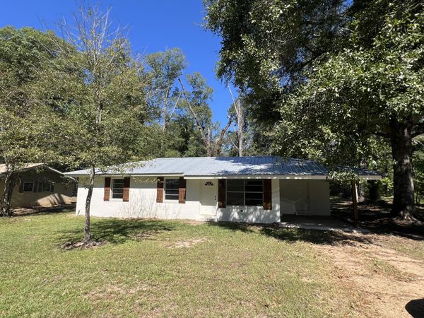208 Wiggins, Columbia, MS 39429