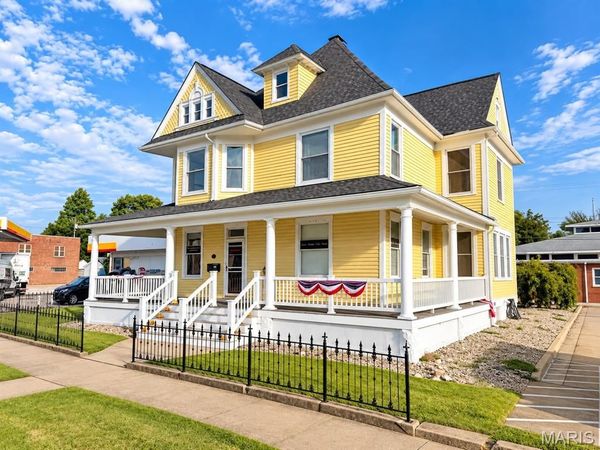 9 E Broadway , Trenton, IL 62293