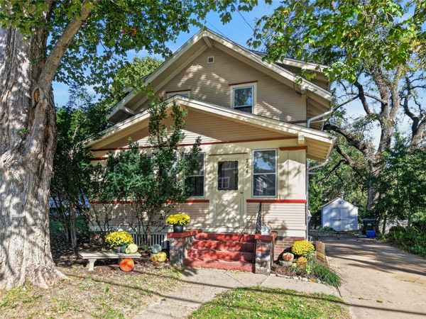 724 N Dodge Street , Iowa City, IA 52245