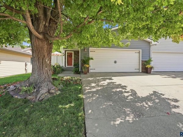 908 S Charlotte Ave, Sioux Falls, SD 57103