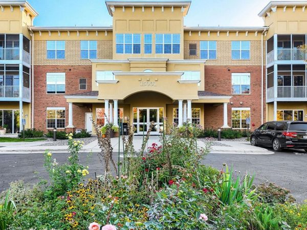 15001 Burnhaven Drive, Unit 121, Burnsville, MN 55306