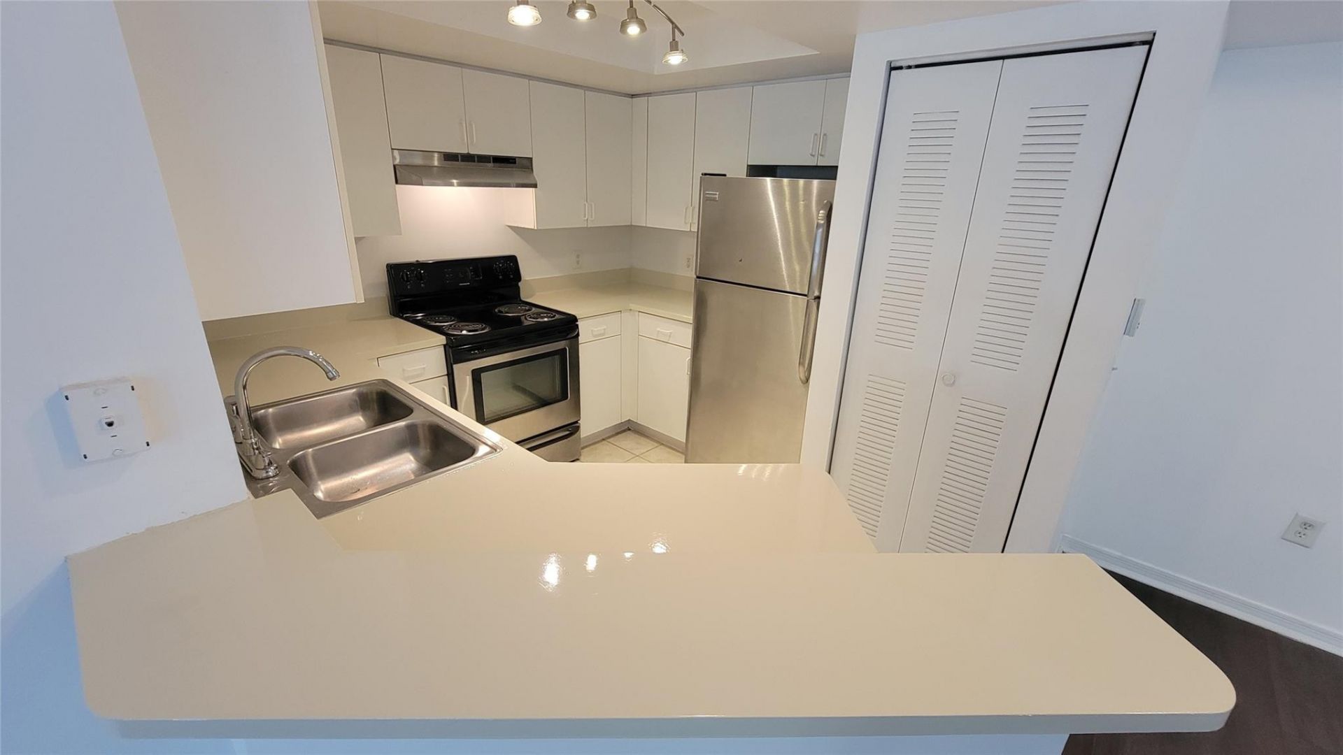 4175 N Haverhill Road, Unit 903, West Palm Beach, FL 33417 Photo