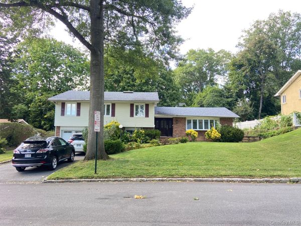 12 Russell Woods Road , Great Neck, NY 11021