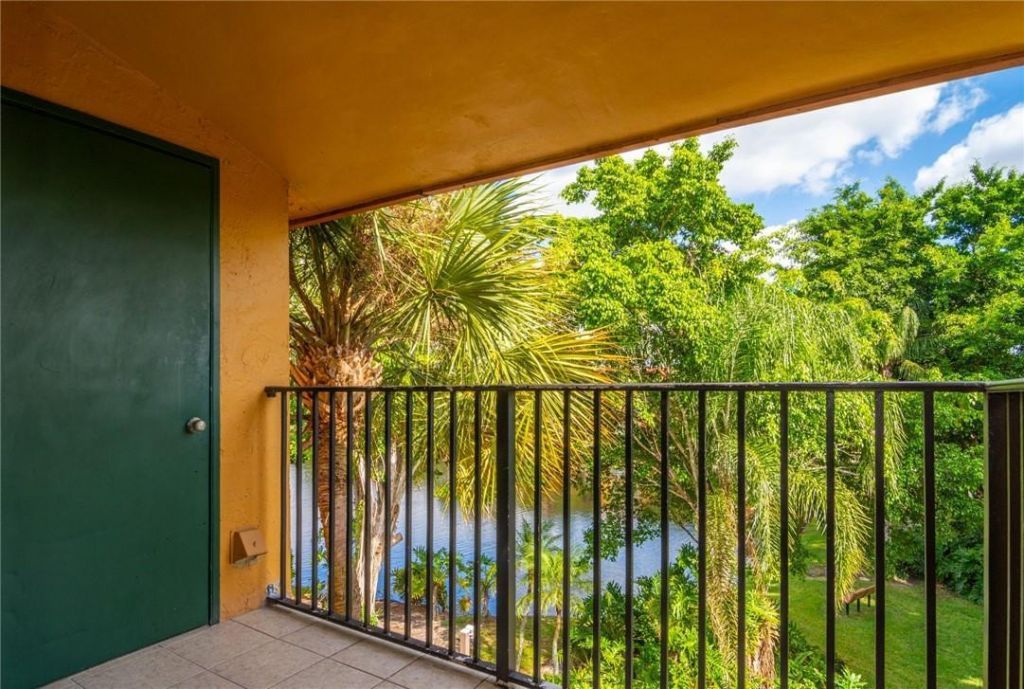 10701 Cleary Boulevard, Unit 306, Plantation, FL 33324 Photo