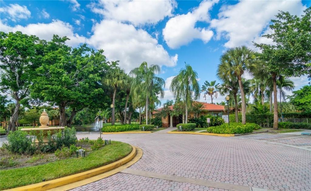 10701 Cleary Boulevard, Unit 306, Plantation, FL 33324 Photo