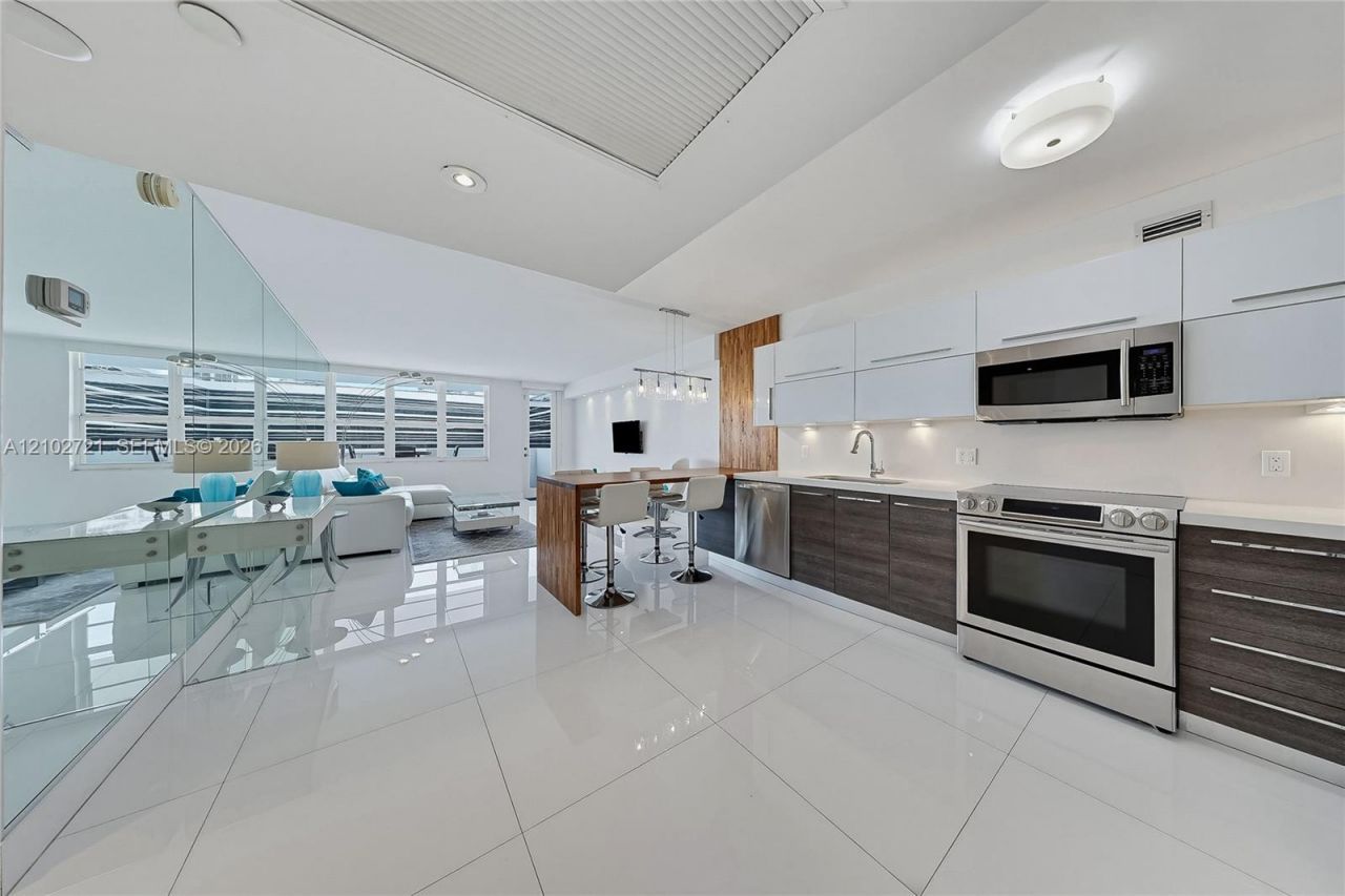 100 Lincoln Rd , Unit 1008, Miami Beach, FL 33139 Photo