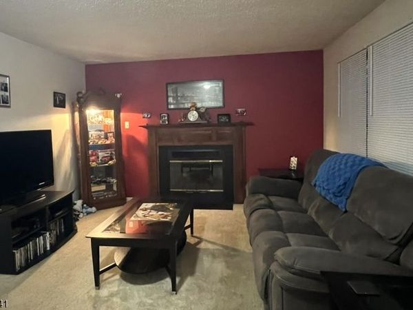 12 Burlington Ct, Hamburg, NJ 07419