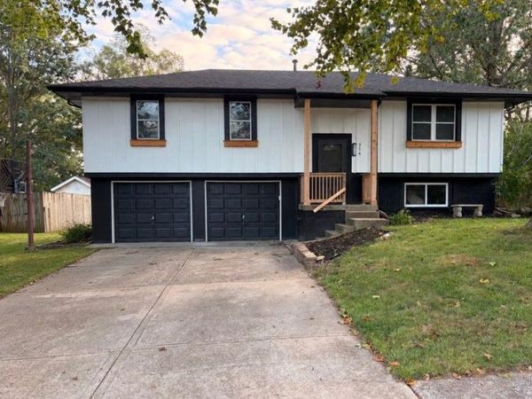 316 SW Killarney Lane , Blue Springs, MO 64015