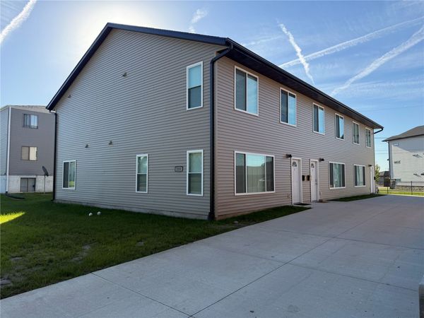 225 Clymer Road , Hiawatha, IA 52233