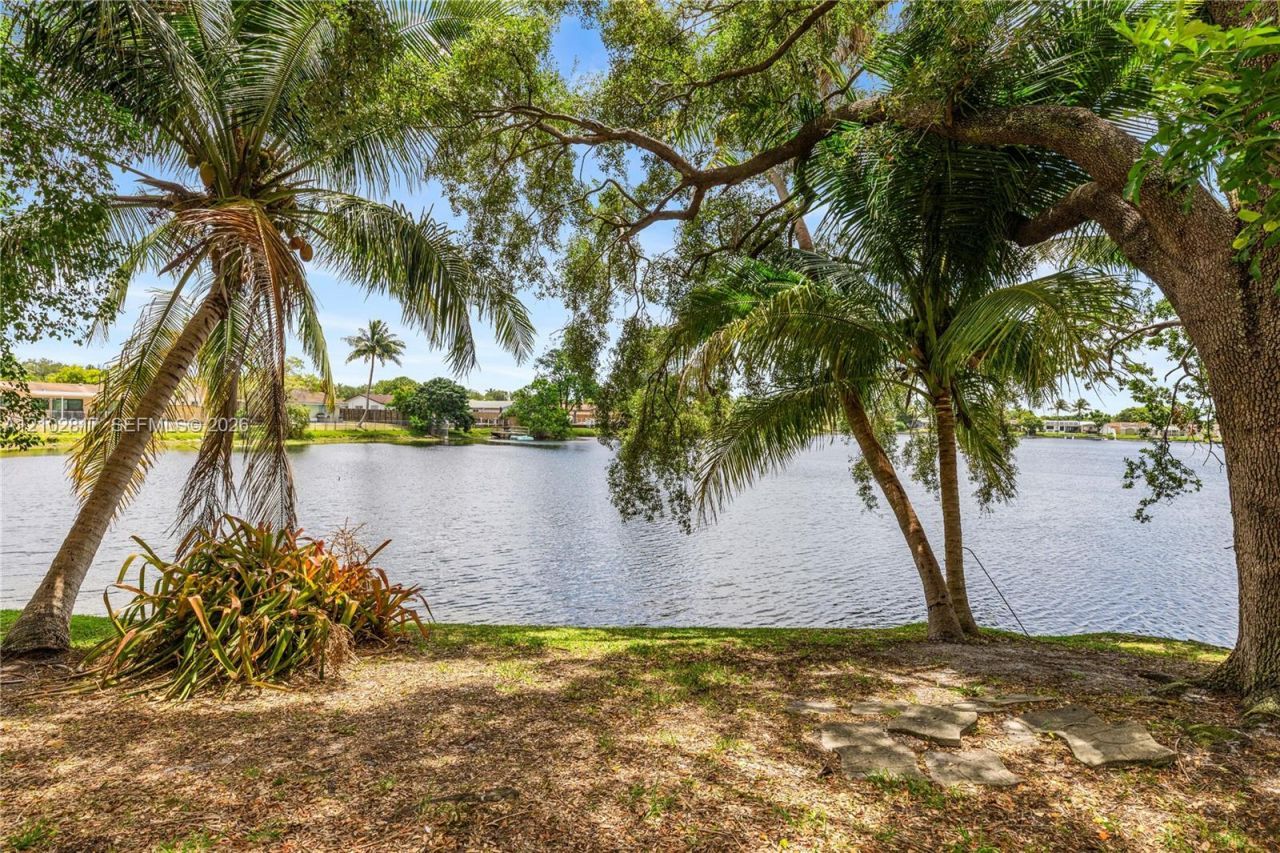8956 Palm Tree Ln, Unit 8956, Pembroke Pines, FL 33024 Photo