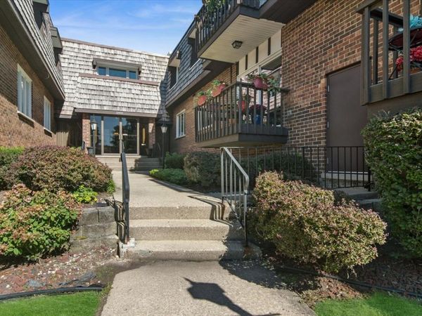 2300 W Talcott Road, Unit 2B1, Park Ridge, IL 60068