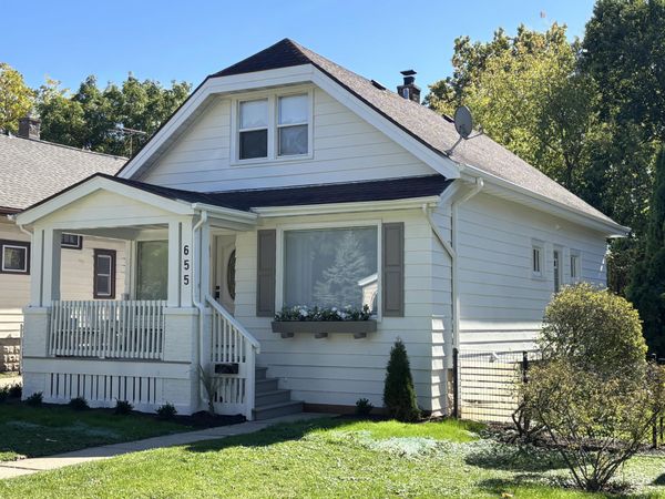 655 S Oak Park Ct, Milwaukee, WI 53214